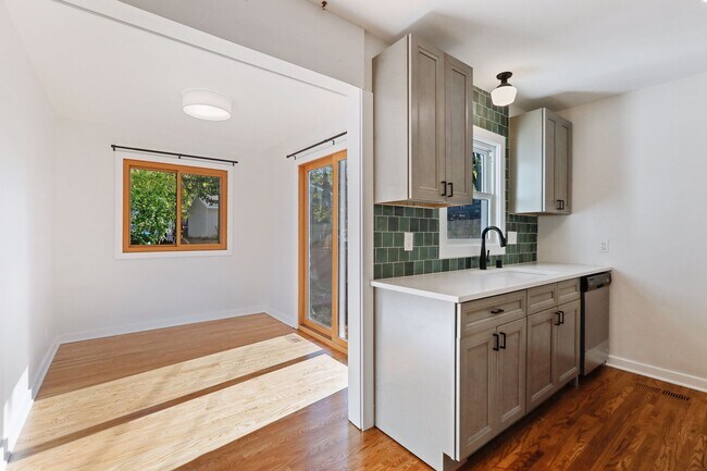 Foto del edificio - 2729 Hampshire Ave S