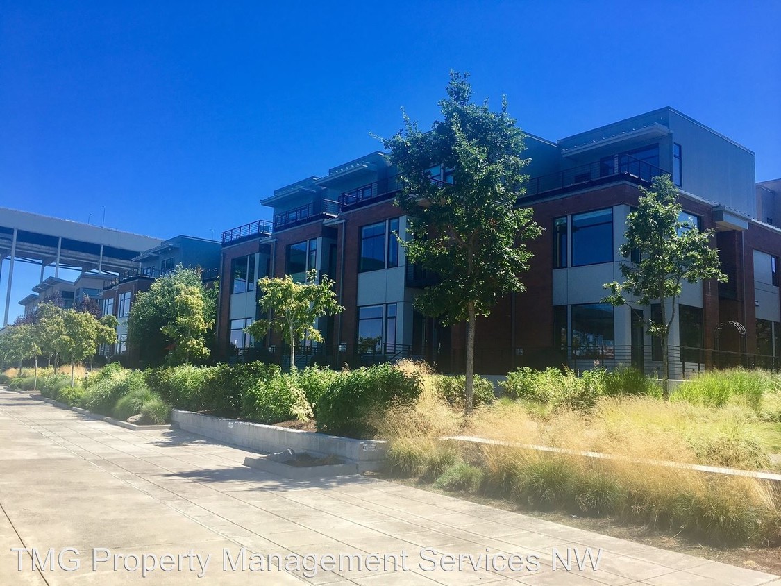 Primary Photo - 1628 NW Riverscape St