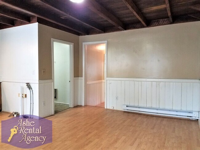 Foto del edificio - Morning Coffee, River Views, and Easy Living – 2BR Cottage in Fleetwood