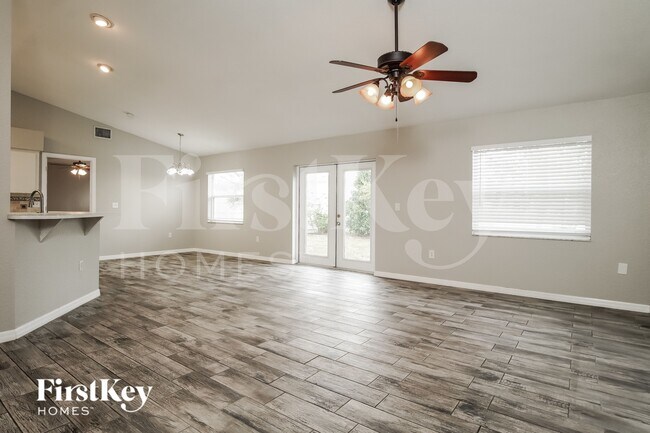 Foto del edificio - 835 Summer Glen Dr