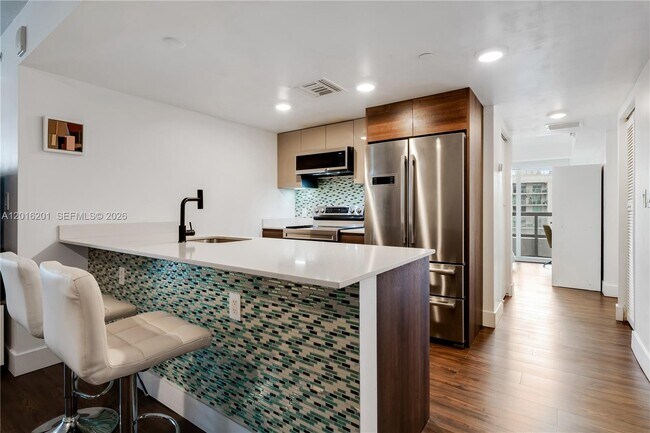 Foto del edificio - 9261 E Bay Harbor Dr