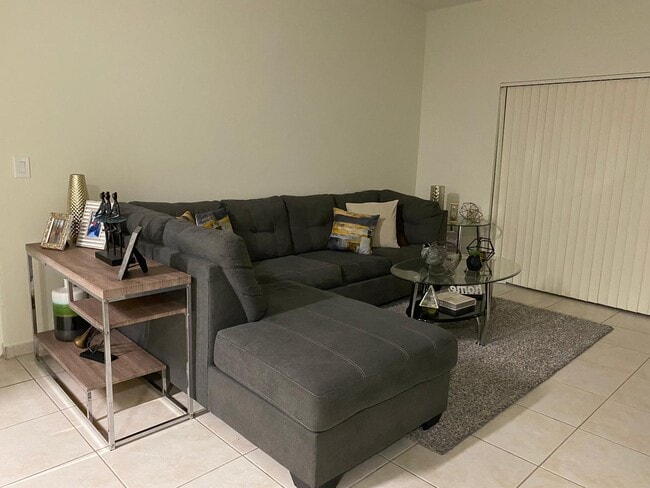 Viviendo - 7350 NW 114th Ave