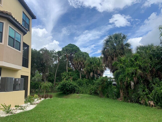 Foto del edificio - Seasonal only  Brand new 4/3 townhome with...