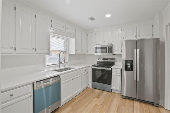 Building Photo - 460 Forestgate Ct