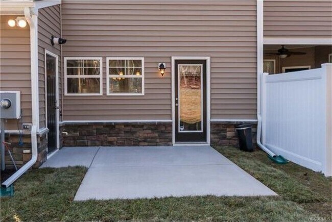 Building Photo - 8007 Rutland Village Dr