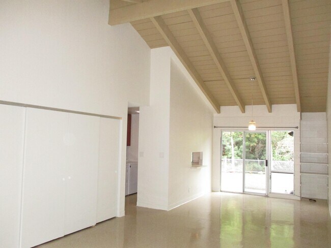 Building Photo - 692 Kuliouou Rd