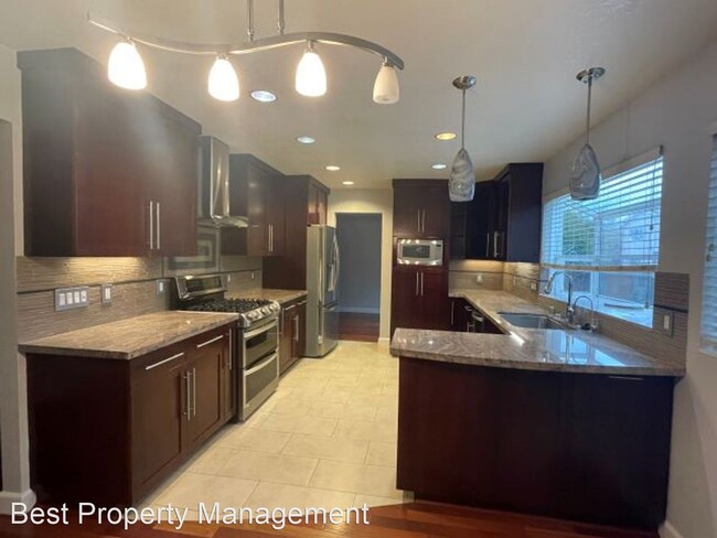 Building Photo - 5 br, 3 bath House - 44945 Washo Ct.