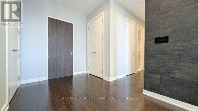 Building Photo - 111-2111 Champagne Ave S