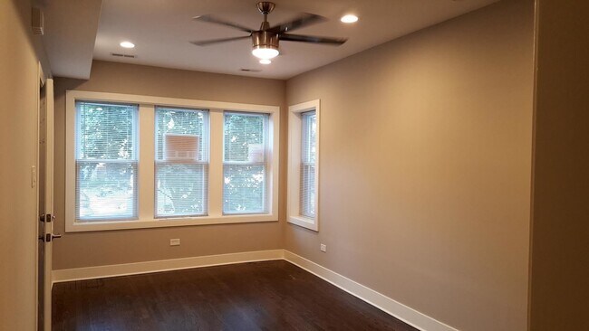 Sala de estar - 4812 S Damen Ave