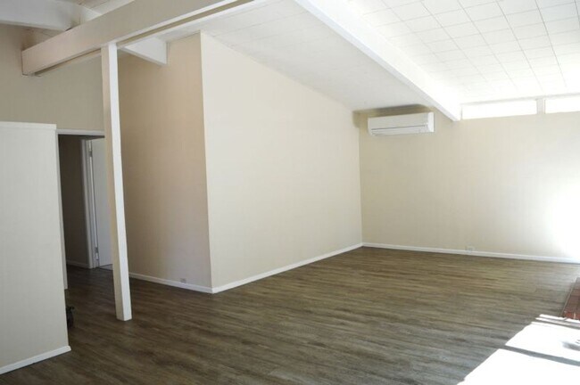 Building Photo - Comfortable Mid Century Modern Home with B...