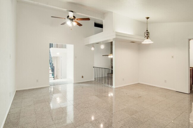 Foto del edificio - 9023 Pinewood Dr