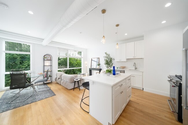 Building Photo - 414 1st St
