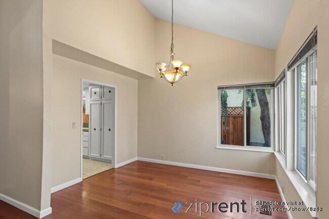 Building Photo - 1064 Shadow Brook Dr