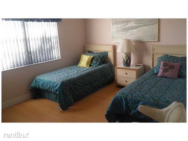 Building Photo - 200 SE 5th Ave