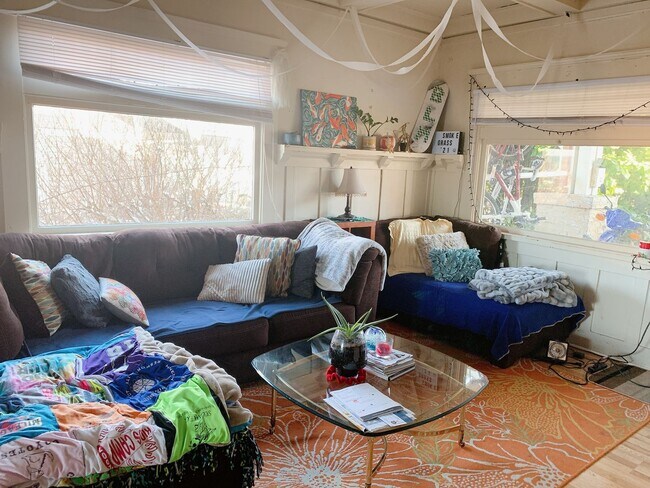 Foto del edificio - PRELEASING: Bay view 4 Bdrm/1.5 bath on High St!