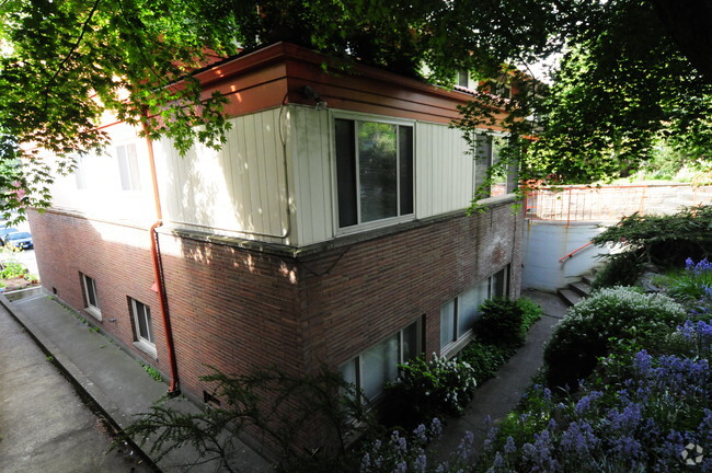Building Photo - Parkway Apartments