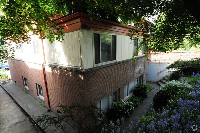 Foto del edificio - Parkway Apartments