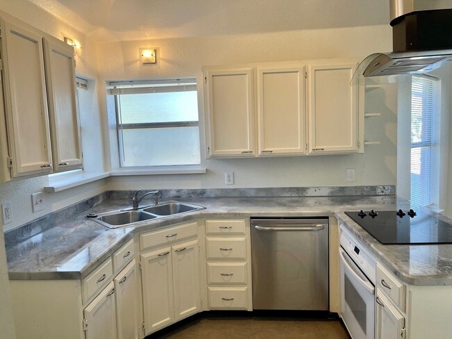 Building Photo - Updated home in Burleson