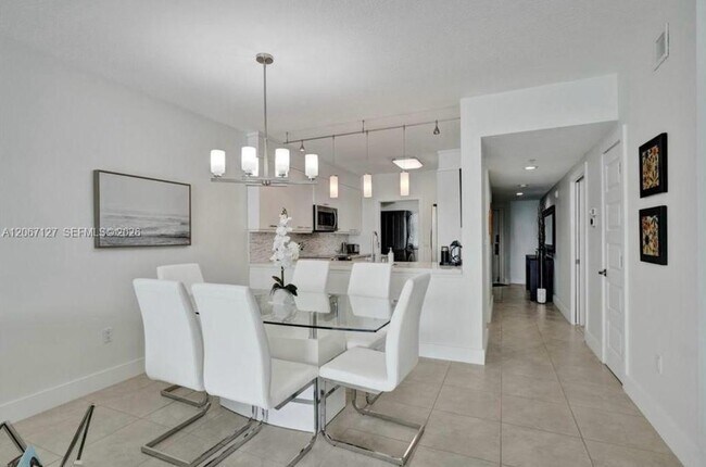 Foto del edificio - 18100 N Bay Rd