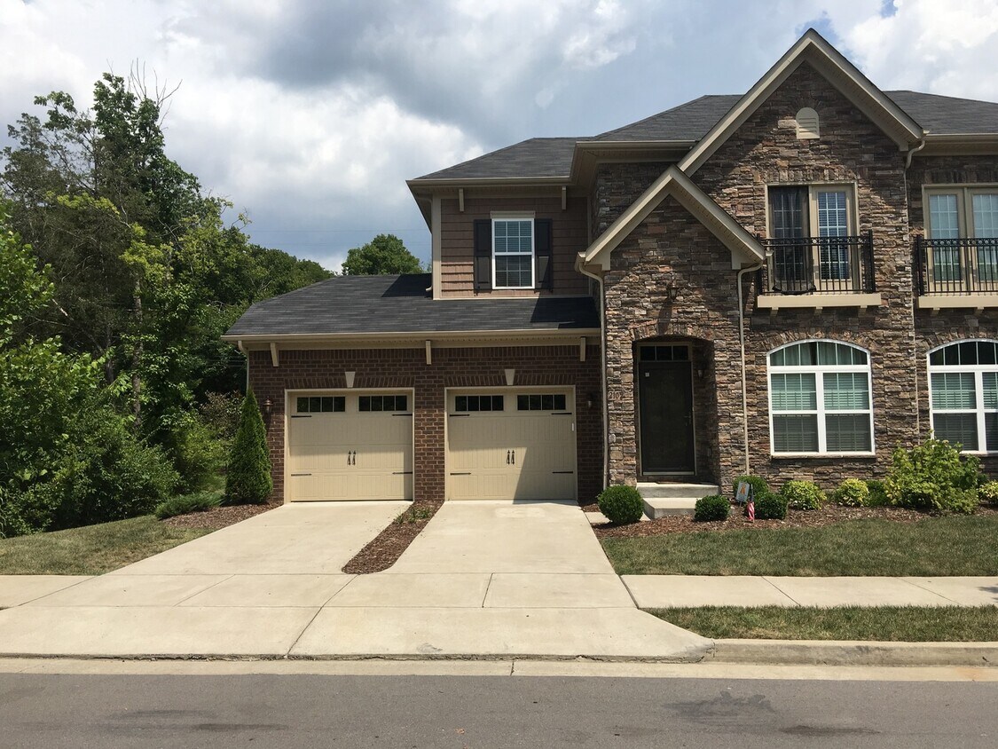 Primary Photo - Elegant Traemoor Village Townhome