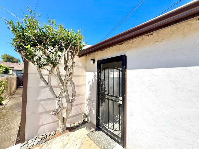 Building Photo - 4858-4860-4862 Orchard Avenue