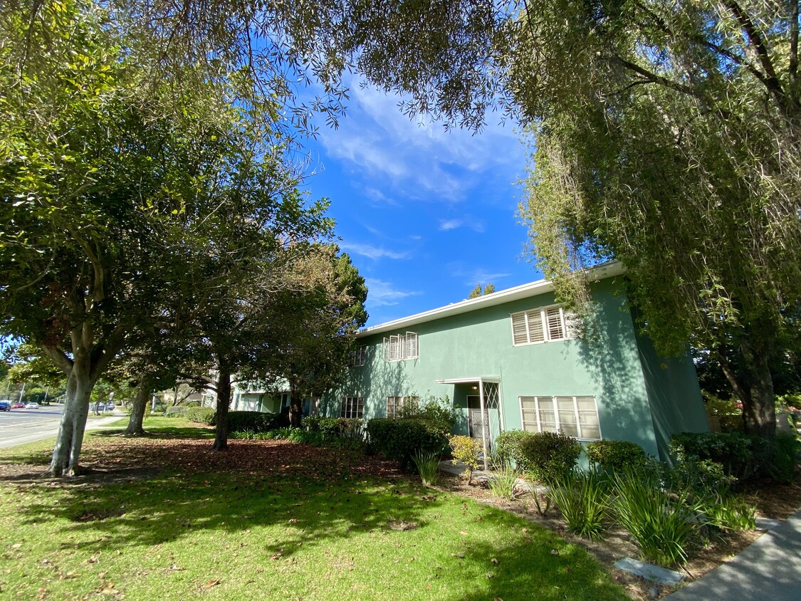 Primary Photo - 5412 1/2 Village Green