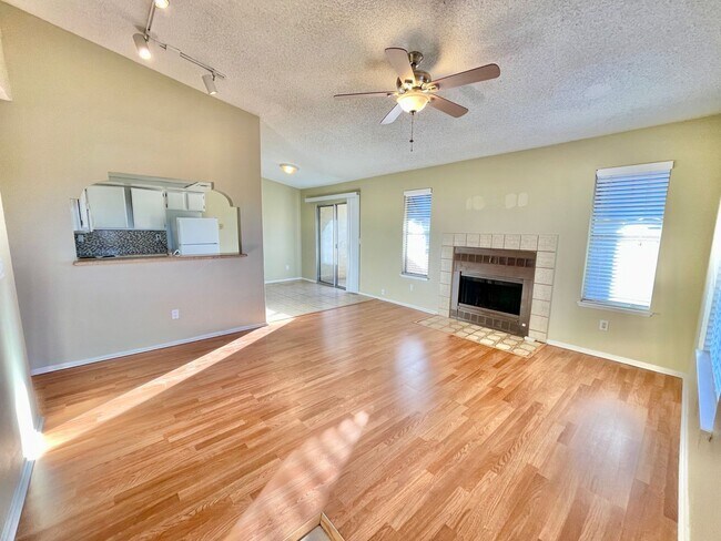 Building Photo - Nice condo 2 bed 2 bath with washer and dryer