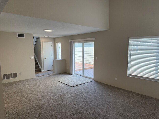 Foto del edificio - Spacious 4-bed, 3-bath home on a quiet cul-de-sac — no lawn maintenance required.