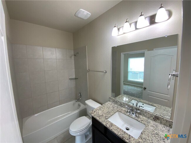 Foto del edificio - 1228 Grand Oak Trl