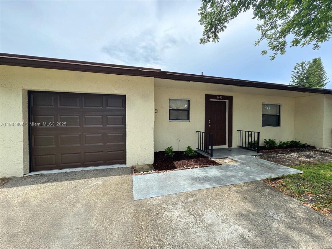 Primary Photo - 6633 N Parkway Dr