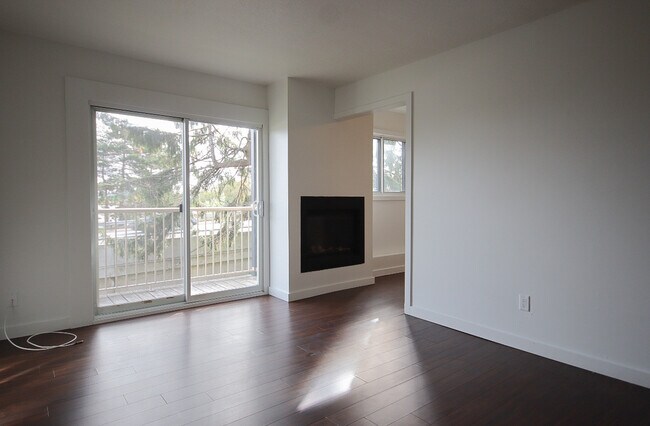 Building Photo - 475 Lancaster St W