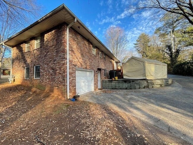 Building Photo - 2106 Pawnee Dr SE