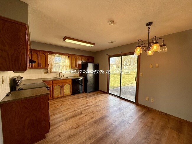 Building Photo - Charming 2bd 1.5 bath Duplex w/ Garage for Lease