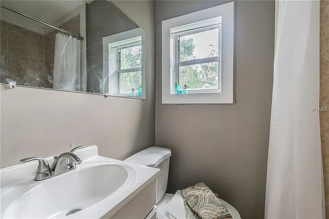 Building Photo - 228 W Jean St