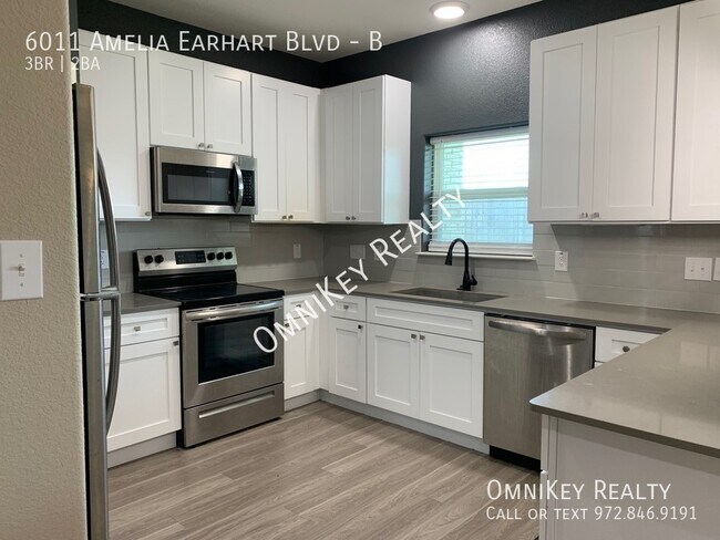 Foto del edificio - 6011 Amelia Earhart Blvd
