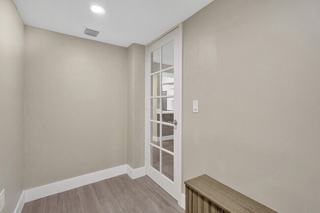 Building Photo - 3051 S Palm Aire Dr