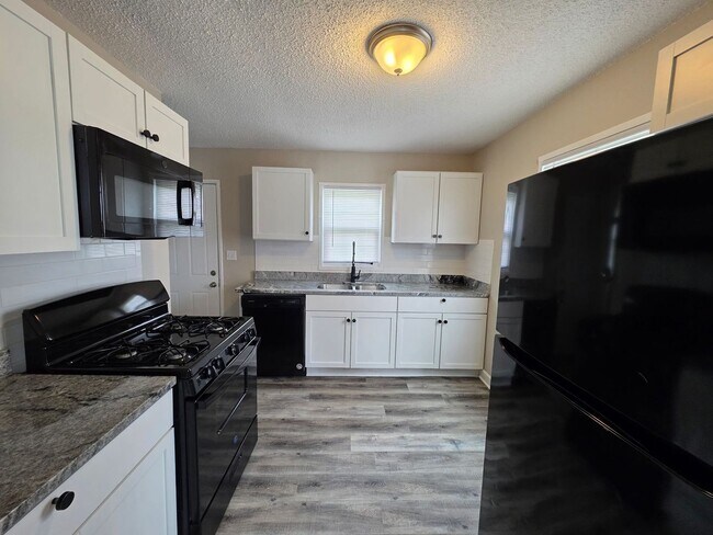 Foto del edificio - Spacious 2 Bed, 1.5 Bath Duplex Near Red Bridge