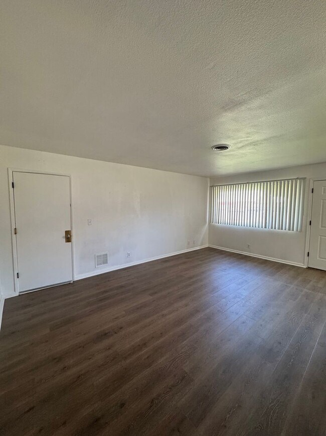 Foto del edificio - 2402-2402 Wilson Ave
