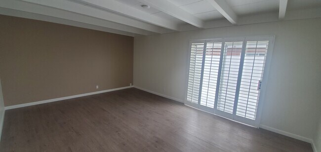 Living Room - 1913 Dufour Ave