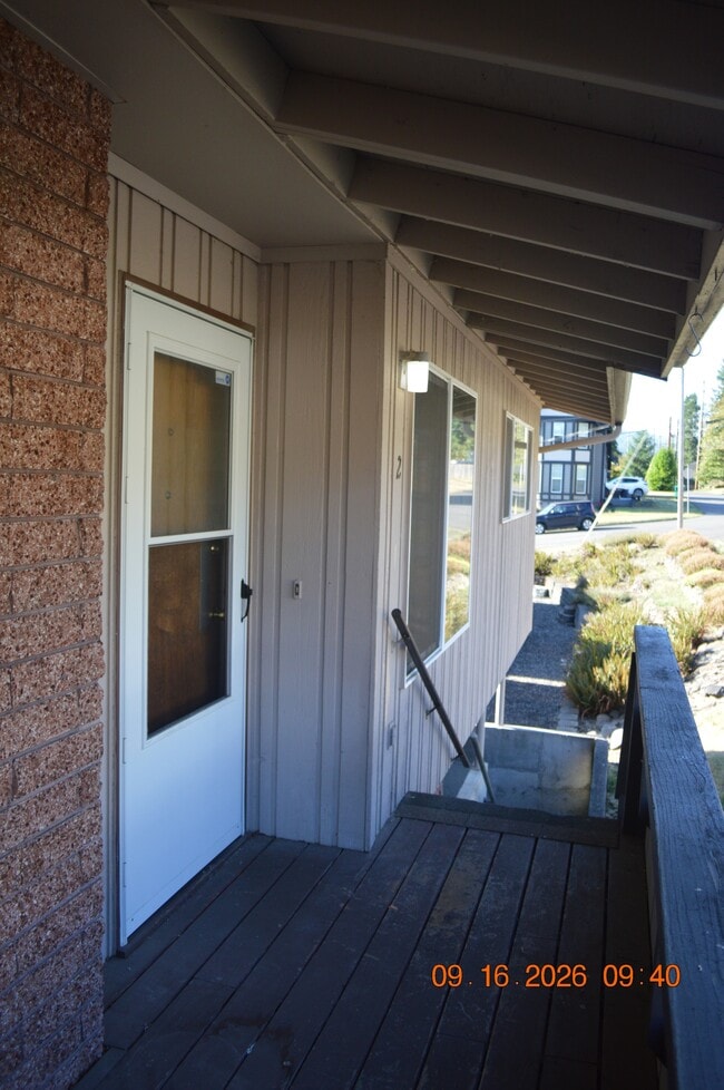 Building Photo - 665 SW Tichenor St