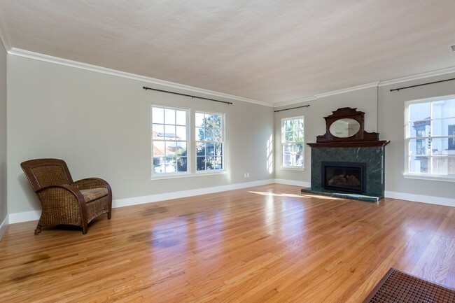 Building Photo - Charming Home in Kensington