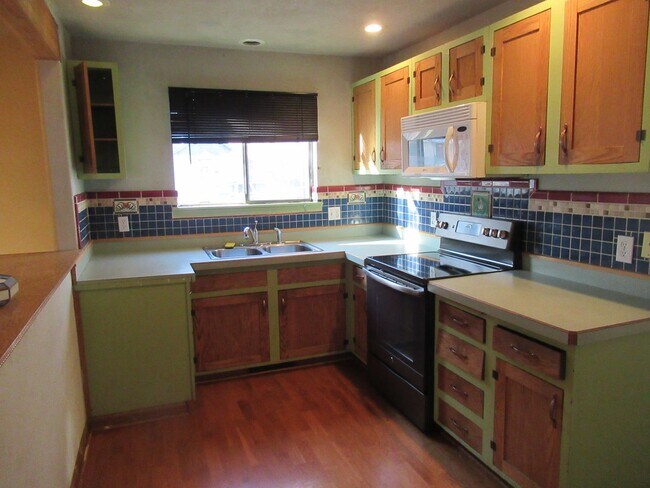 Building Photo - 3 bedroom home with detached 2 car Garage