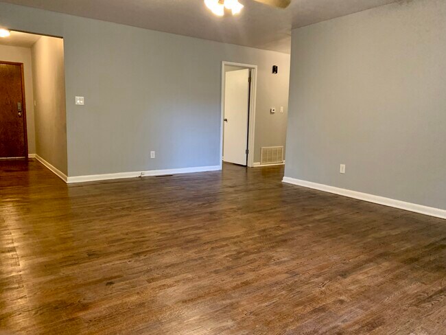 Sala de estar desde la cocina - 3166 S Parkview Ave
