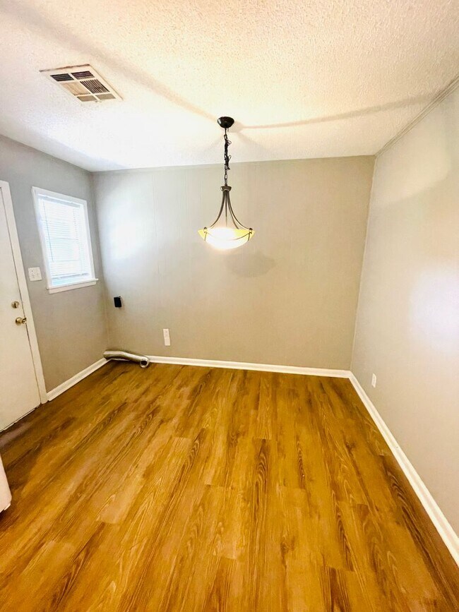 Building Photo - ** 3 Bed 1 Bath located in Chisholm ** Cal...
