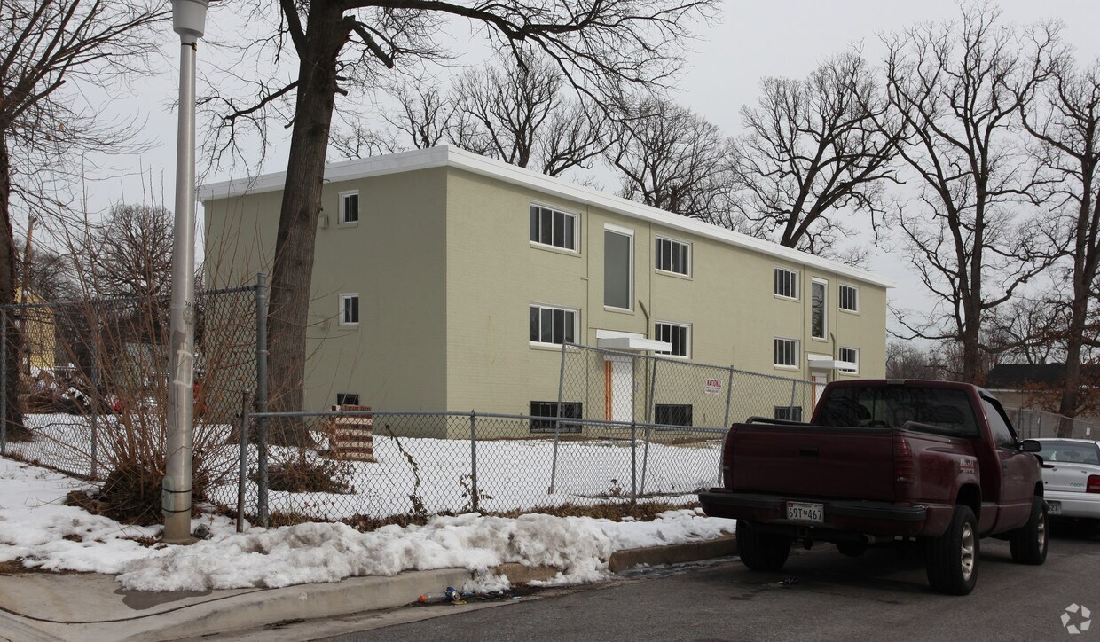 Building Photo - 3016 Dupont Ave