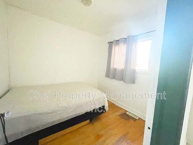 Photo du bâtiment - 10564-10592 92 St NW