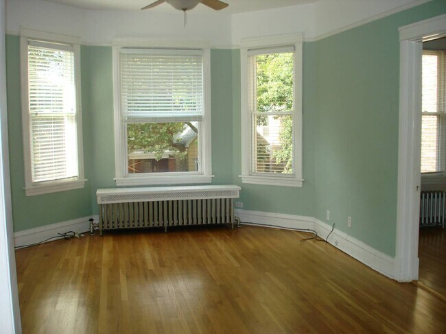large living room - 4941 N Hoyne Ave