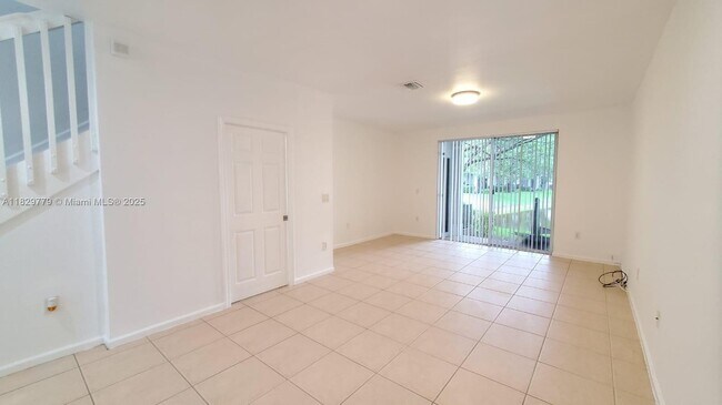 Foto del edificio - 8222 SW 27th St