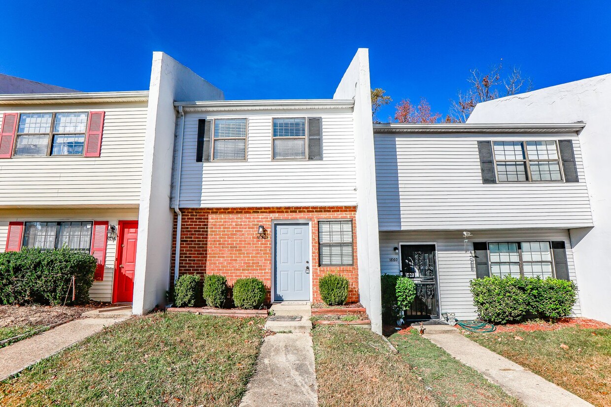 WILLIAMSBURG 2 Bedroom 1.5 Bath Townhome - WILLIAMSBURG 2 Bedroom 1.5 Bath Townhome