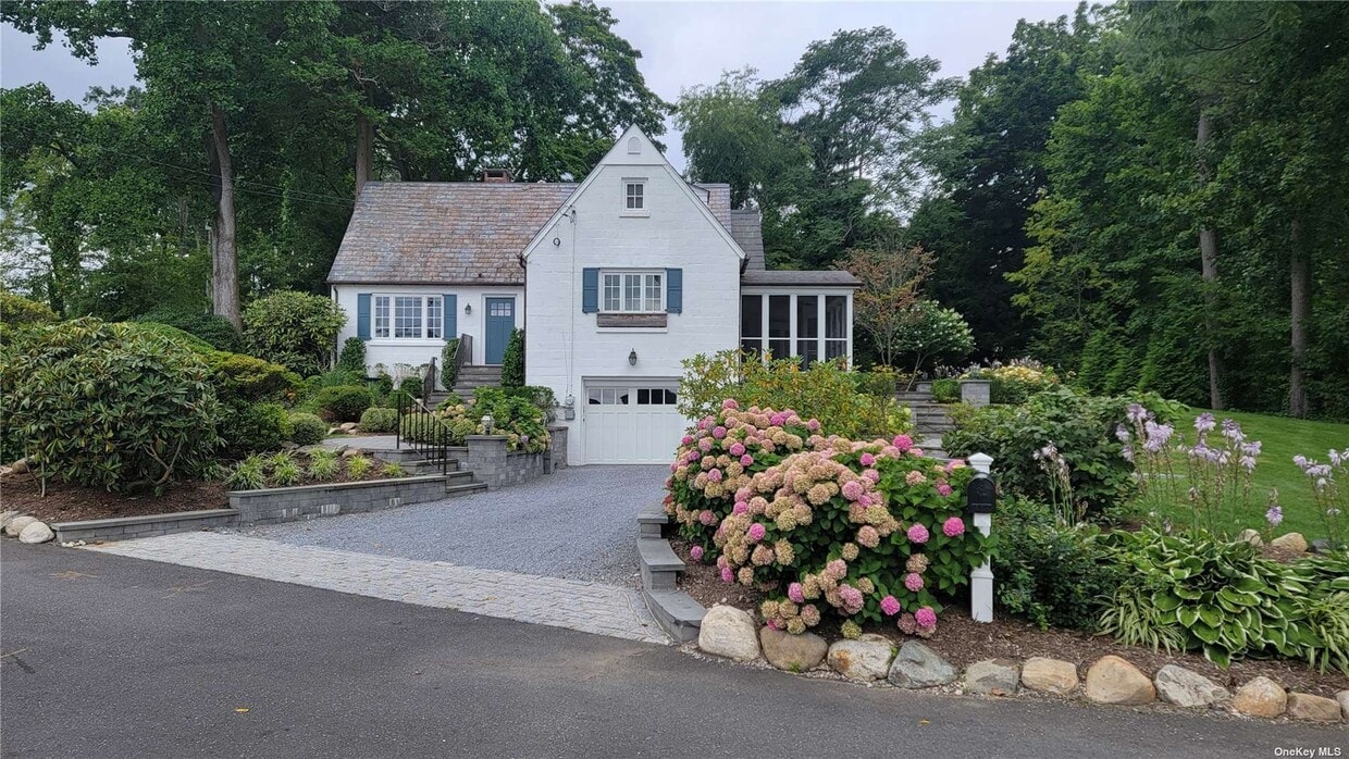 Primary Photo - 2 Heckscher Dr